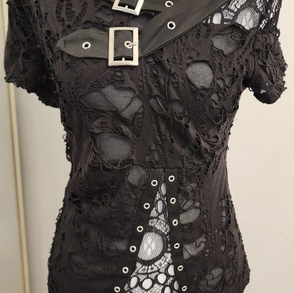 Black Lace Buckle Tee - Picture 8 of 8